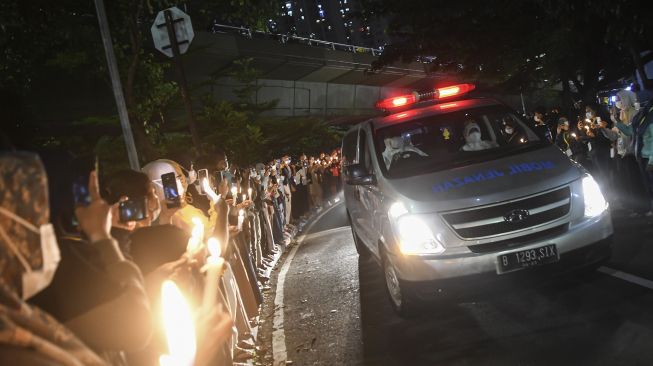 Sejumlah tenaga kesehatan membawa lilin untuk memberi penghormatan terakhir kepada mendiang Liza Putri Noviana di Rumah Sakit Darurat COVID-19 (RSDC) Wisma Atlet Kemayoran, Jakarta, Kamis (24/6/2021).  ANTARA FOTO/M Risyal Hidayat