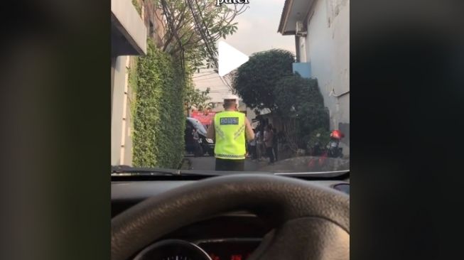 Depan rumah dipakai parkir mobil polisi (tiktok)