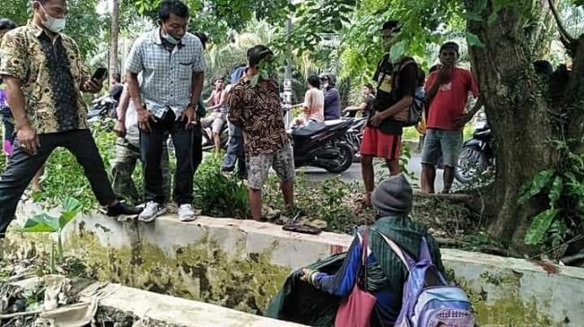 Duh! Bayi Baru Lahir Ditemukan di Pinggir Parit Langkat