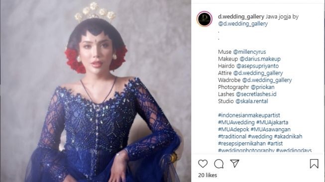 Pesona Millen Cyrus pakai kebaya [Instagram]