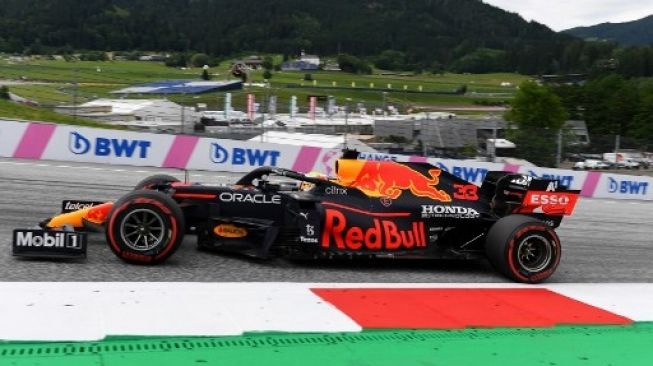 Pembalap Red Bull Max Verstappen sesi latihan kedua F1 GP Styria di trek Red Bull Ring, Spielberg, Austria, 25 Juni 2021.JOE KLAMAR / AFP