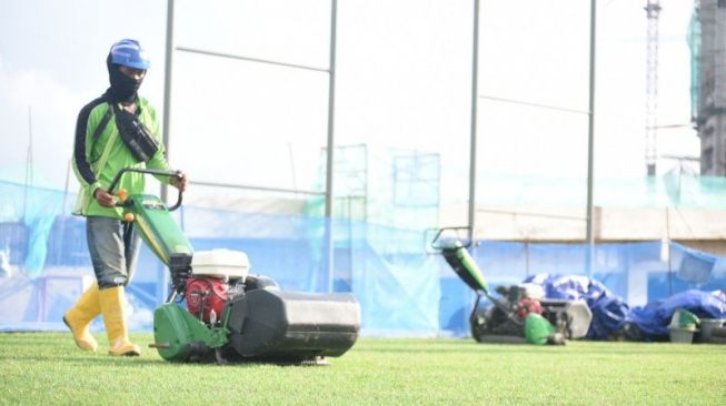 Lapangan Jakarta International Stadium Gunakan Rumput Hibrida Dari Boyolali