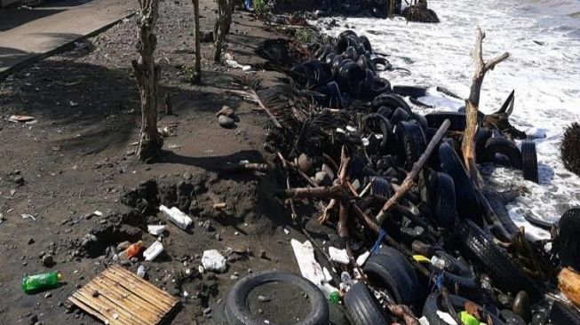 Pantai Banjar Pebuahan Jembrana Diterjang Ombak, Tiang Listrik Roboh, Masjid Abrasi