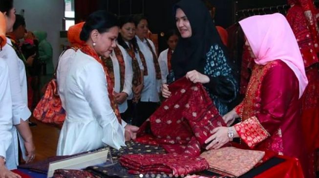 Ibu negara Iriana Joko Widodo saat mengunjungi stan pameran songket limar Intan [dok Intan songket]