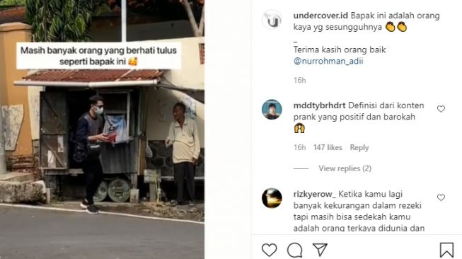 Kakek tolong pemuda yang kehabisan bensin. (Instagram/undercover.id)