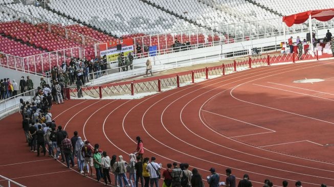 Warga antre mengikuti vaksinasi COVID-19 massal di Stadion Utama Gelora Bung Karno, Senayan, Jakarta, Sabtu (26/6/2021). ANTARA FOTO/Galih Pradipta