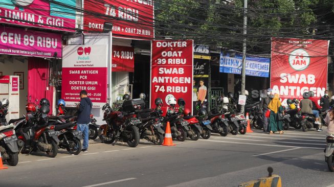 Klinik dan laboratorium yang mengadakan tes swab antigen ramai dipadati warga di kawasan Warung Buncit, Jakarta Selatan, Sabtu (26/6/2021). [Suara.com/Alfian Winanto]