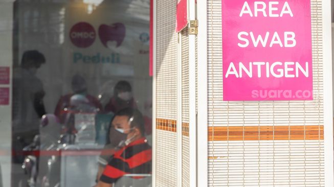 Warga mengantri untuk melakukan tes swab antigen di klinik  kawasan Warung Buncit, Jakarta Selatan, Sabtu (26/6/2021). [Suara.com/Alfian Winanto]