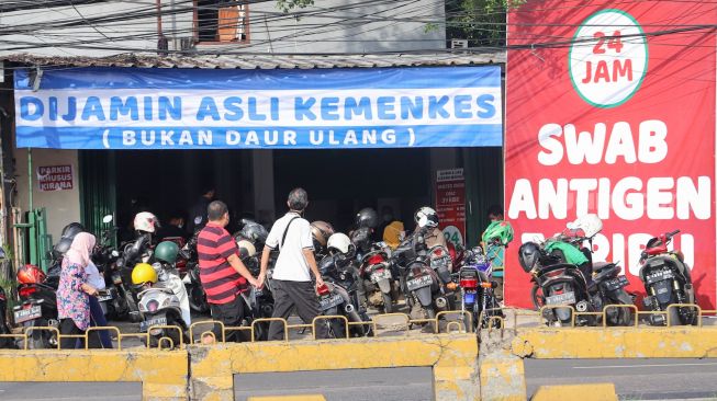 Sebuah klinik yang mengadakan tes swab antigen ramai dipadati warga di kawasan Warung Buncit, Jakarta Selatan, Sabtu (26/6/2021). [Suara.com/Alfian Winanto]