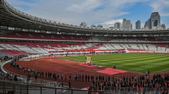 Warga antre mengikuti vaksinasi COVID-19 massal di Stadion Utama Gelora Bung Karno, Senayan, Jakarta, Sabtu (26/6/2021). ANTARA FOTO/Galih Pradipta