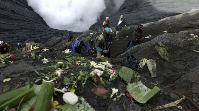 Warga menunggu sesaji yang dilemparkan ke kawah pada upacara ritual Yadnya Kasada di Gunung Bromo, Tengger, Probolinggo, Jawa Timur, Sabtu (26/6/2021). [ANTARA FOTO/Budi Candra Setya]