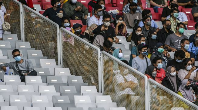 Warga mengikuti vaksinasi COVID-19 massal di Stadion Utama Gelora Bung Karno, Senayan, Jakarta, Sabtu (26/6/2021). ANTARA FOTO/Galih Pradipta

