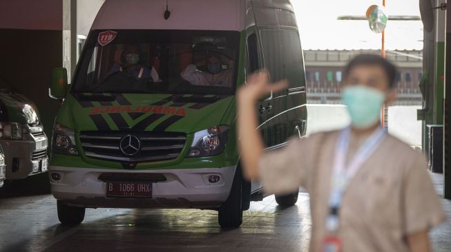 Petugas mengendarai mobil Ambulans Gawat Darurat (AGD) Dinas Kesehatan (Dinkes) DKI Jakarta untuk menjemput bayi terkonfirmasi negatif yang ibunya terpapar COVID-19 di Jakarta, Jumat (25/6/2021). ANTARA FOTO/Aditya Pradana Putra