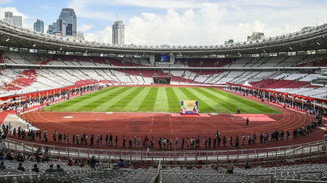 Warga antre mengikuti vaksinasi COVID-19 massal di Stadion Utama Gelora Bung Karno, Senayan, Jakarta, Sabtu (26/6/2021). ANTARA FOTO/Galih Pradipta