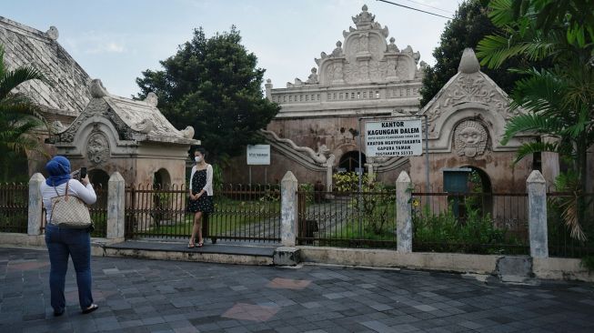 Wisatawan berfoto di halaman Keraton Yogyakarta, Sabtu (26/6/2021).  ANTARA FOTO/Andreas Fitri Atmoko