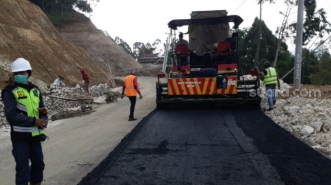 Pemprov Sulsel perbaiki ruas jalan provinsi yang menghubungkan sejumlah daerah di Sulawesi Selatan. Termasuk jalan menuju daerah wisata [SuaraSulsel.id / Humas Pemprov Sulsel]