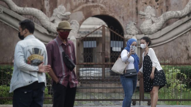 Wisatawan berfoto di halaman Keraton Yogyakarta, Sabtu (26/6/2021).  ANTARA FOTO/Andreas Fitri Atmoko