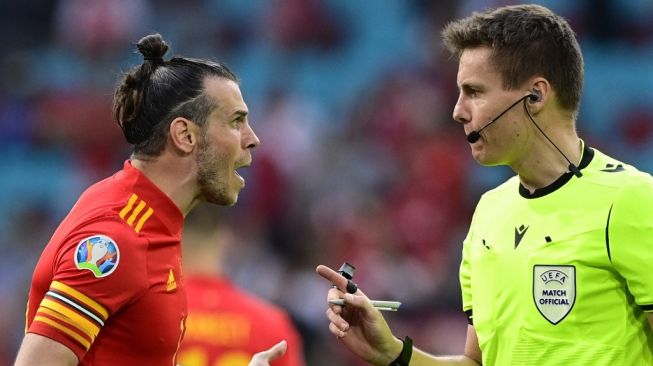 Penyerang Timnas Wales, Gareth Bale memprotes wasit pada laga 16 besar Euro 2020 kontra Denmark di Johan Cruijff ArenA, Amsterdam, Belanda, Minggu (27/6/2021) dini hari WIB. [Olaf Kraak / POOL / AFP]