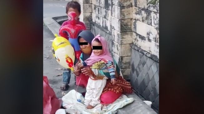 Ekspresi anak pemulung saat diberi balon (tiktok)