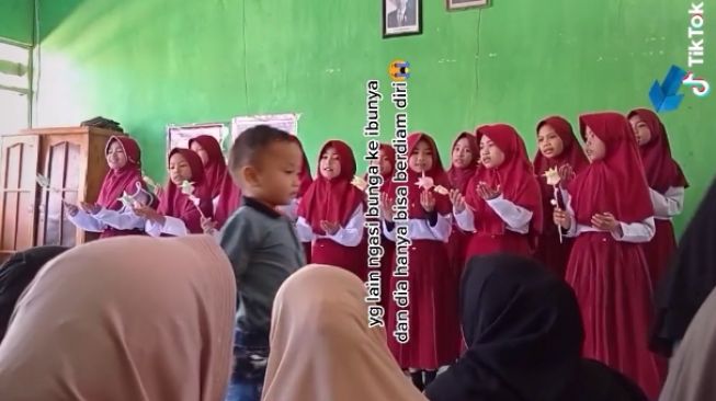 Siswi SD beri bunga untuk ibu (tiktok)