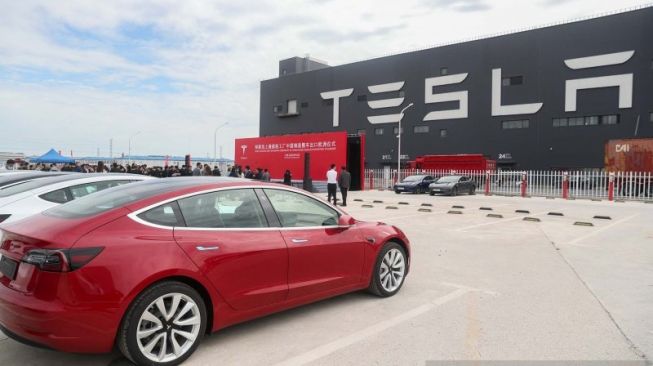 Foto yang diabadikan pada 26 Oktober 2020 ini menunjukkan kendaraan Tesla Model 3 yang diproduksi di China (made in China) di pabrik giga Tesla yang berada di Shanghai, China timur. [Foto: Antara]