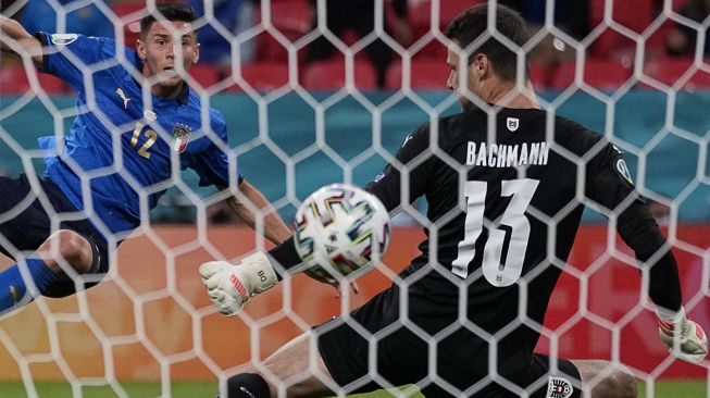 Gelandang Italia Matteo Pessina (kiri) menembak untuk mencetak gol kedua melewati kiper Austria Daniel Bachmann selama pertandingan sepak bola babak 16 besar UEFA EURO 2020 antara Italia dan Austria di Stadion Wembley, London, pada (26/6/2021). [Frank Augstein / POOL / AFP]