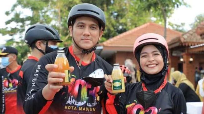 Arda Naff dan Tantri Kotak Pulang Kampung ke Madiun Cicipi Jamu: Semua Enak!