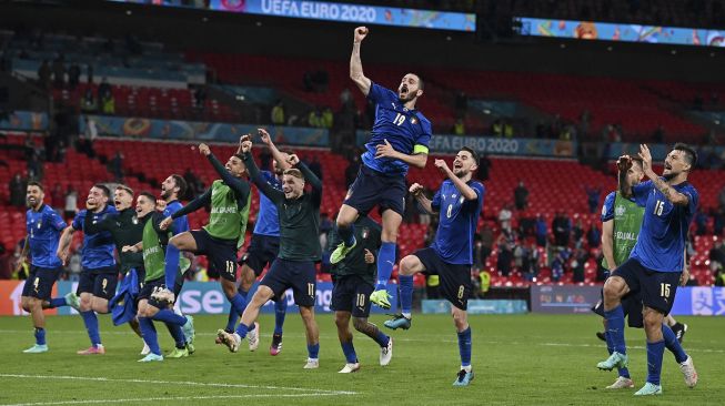 Para pemain Italia merayakan kemenangan mereka setelah perpanjangan waktu dalam pertandingan sepak bola babak 16 besar UEFA EURO 2020 antara Italia dan Austria di Stadion Wembley, London, pada (26/6/2021). [Ben STANSALL / AFP]