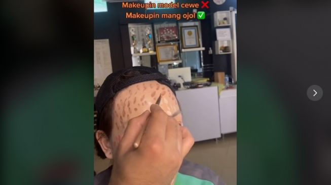 Viral MUA Rias Wajah Abang Ojol, Pengemudi Pajero Ngamuk Bawa Pentungan Pecahkan Kaca