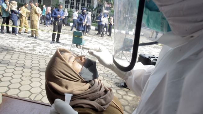 Pegawai Negeri Sipil (PNS) melakukan tes usap antigen sebelum memasuki kantor Pemerintahan Kabupaten Bogor, Cibinong, Kabupaten Bogor, Jawa Barat, Senin (28/6/2021). ANTARA FOTO/Yulius Satria Wijaya