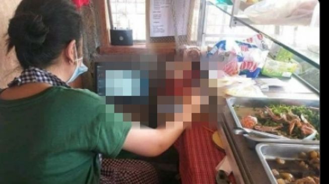 Wanita Terciduk Lakukan Hal Ini Pas Jaga Warung, Publik: Biar Nggak Dikira Pesugihan