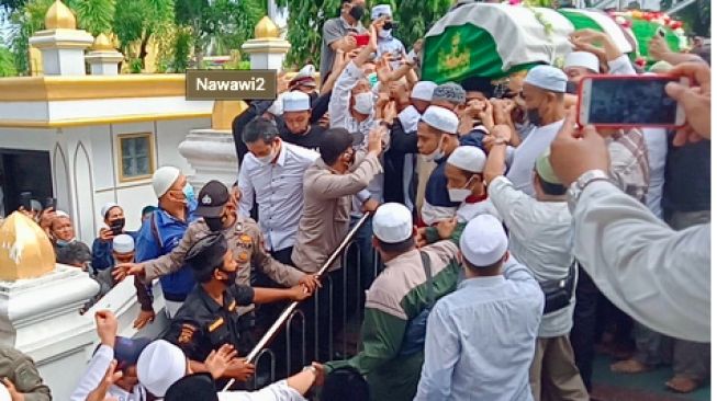 Putra Kh Ahmad Nawawi Dencik Al Hafidz Imami Salat Jenazah Ayahnya