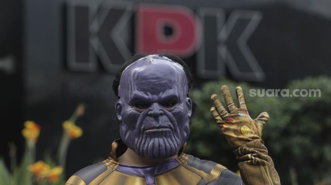 Massa aksi yang tergabung dalam serikat buruh dan masyarakat sipil mengenakan kostum penjahat Thanos saat melakukan aksi teatrikal di depan Gedung Merah Putih KPK, Jakarta, Senin (28/6/2021). [Suara.com/Angga Budhiyanto]