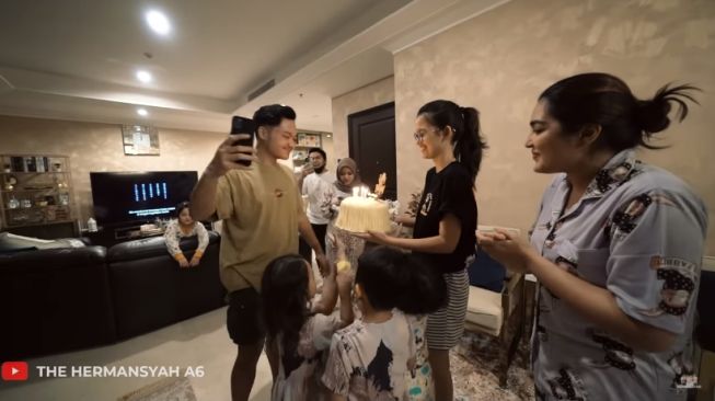 Momen ulang tahun Azriel Hermansyah [YouTube/The Hermasnyah A6]