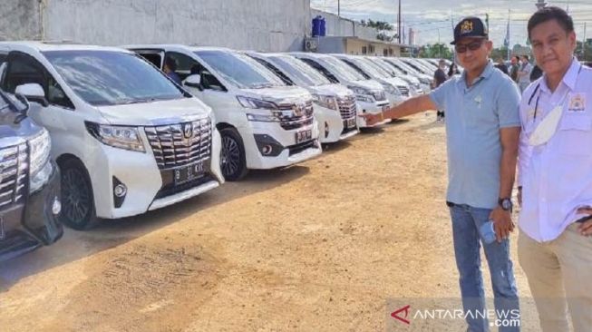 Kendaraan mewah yang sudah terparkir di pelataran kantor Kadin Sultra, siap untuk peserta Munas Kadin Indonesia (Foto ANTARA/Azis Senong)