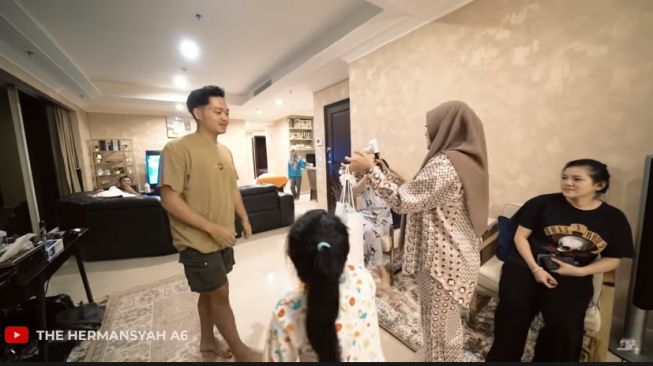 Momen ulang tahun Azriel Hermansyah [YouTube/The Hermasnyah A6]