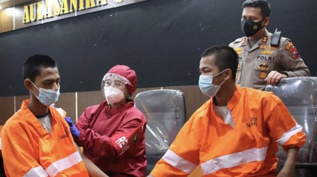 Tekan Penyebaran, Puluhan Tahanan di Polres Kota Malang Disuntik Vaksin Covid