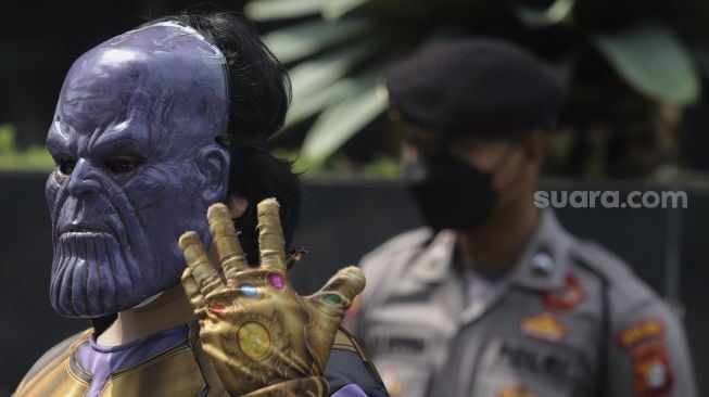 Massa aksi yang tergabung dalam serikat buruh dan masyarakat sipil mengenakan kostum penjahat Thanos saat melakukan aksi teatrikal di depan Gedung Merah Putih KPK, Jakarta, Senin (28/6/2021). [Suara.com/Angga Budhiyanto]