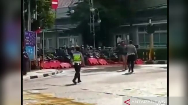 Heboh Pemotor Terobos Blokade Jalan, Pelakunya Diduga Anggota Ormas