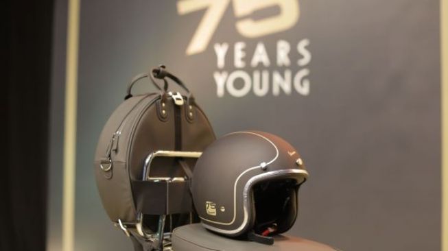 Helm khusus yang gaya dari Vespa 75th Anniversary [PT Piaggio Indonesia].