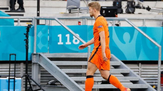 Bek Timnas Belanda, Matthijs de Ligt meninggalkan lapangan usai menerima kartu merah pada laga 16 besar Euro 2020 kontra Republik Ceko di Puskas Arena, Budapest, Hungaria, Senin (28/6/2021) dini hari WIB. [BERNADETT SZABO / POOL / AFP]
