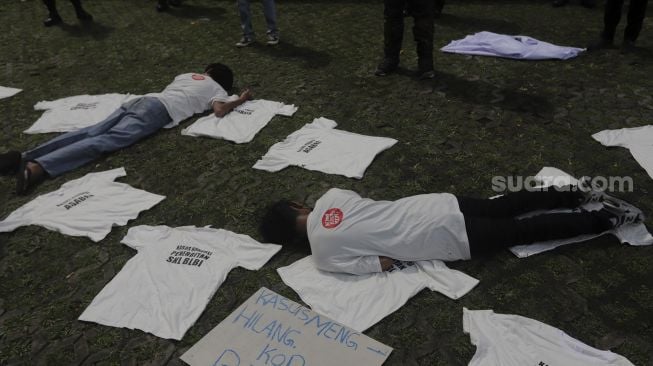 Massa aksi yang tergabung dalam serikat buruh dan masyarakat sipil melakukan aksi teatrikal di depan Gedung Merah Putih KPK, Jakarta, Senin (28/6/2021). [Suara.com/Angga Budhiyanto]