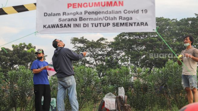 Warga mengunjungi kawasan Banjir Kanal Timur (BKT), Jakarta Timur, Senin (28/6/2021). [Suara.com/Alfian Winanto]