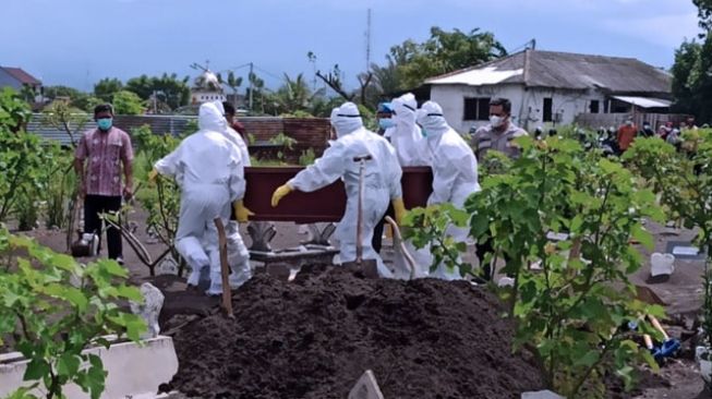 Sehari Petugas Pemulasaran di RSUD Bojonegoro Tangani 24 Jenazah