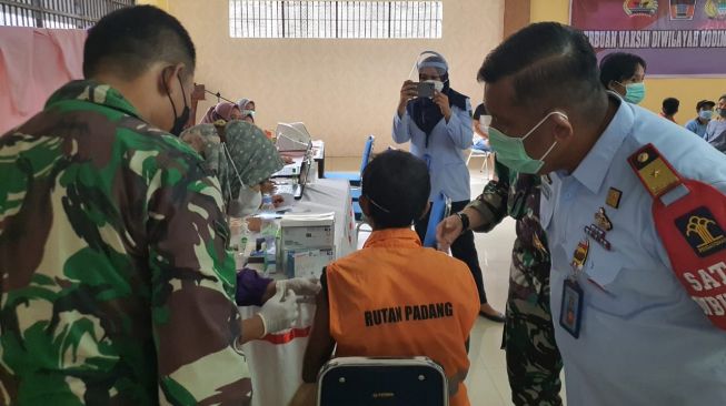 Ratusan Narapidana Rutan Anak Air Padang Mulai Disuntik Vaksin-19