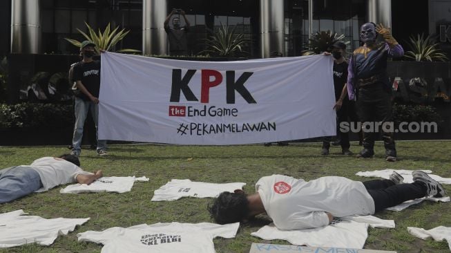 Massa aksi yang tergabung dalam serikat buruh dan masyarakat sipil melakukan aksi teatrikal di depan Gedung Merah Putih KPK, Jakarta, Senin (28/6/2021). [Suara.com/Angga Budhiyanto]