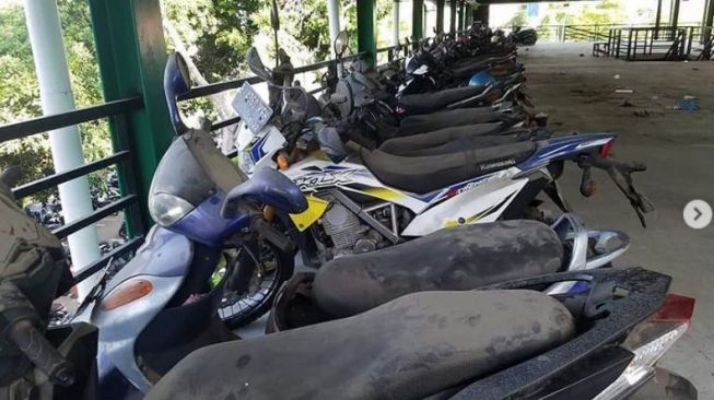 Kebiasaan Matikan Motor dengan Standar Samping Ternyata Bikin Aki Cepat Soak