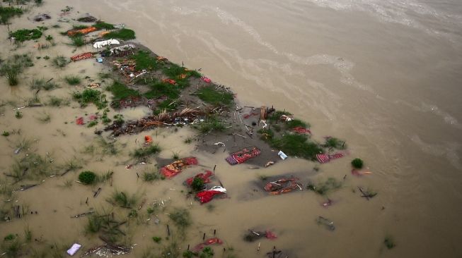 Ratusan mayat bermunculan di Sungai Gangga, India usai diterjang banjir musiman. (Foto: Sanjay KANOJIA/AFP)