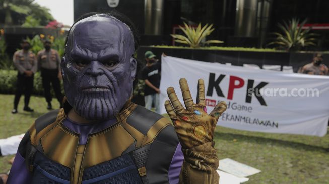 Massa aksi yang tergabung dalam serikat buruh dan masyarakat sipil mengenakan kostum penjahat Thanos saat melakukan aksi teatrikal di depan Gedung Merah Putih KPK, Jakarta, Senin (28/6/2021). [Suara.com/Angga Budhiyanto]