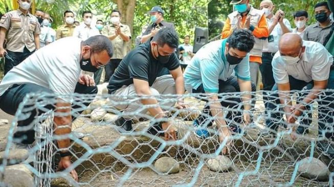 Wali Kota Medan Bobby Nasution melakukan peletakan batu pertama pembangunan taman edukasi bencana dan dinding penahan bantaran sungai. [Ist]